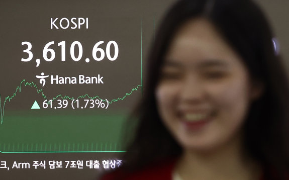 코스피가 사상 처음으로 3610선을 돌파한 10월 10일 서울 중구 하나은행 본점 딜링룸 전광판에 종가가 표시돼 있다. 뉴스1