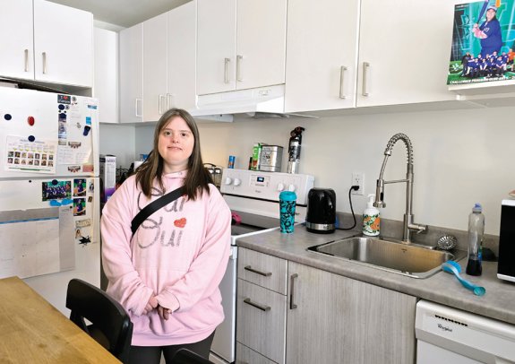 발달장애인 케이티 존슨 씨가 자신이 살고 있는 ‘코러스 아파트(Chorus Apartments)’ 집 내부를 소개하고 있다. 이 아파트에는 발달장애인 20가구와 비장애인 51가구가 함께 거주한다. 푸르메재단 제공 