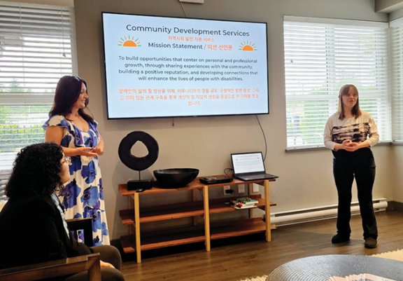 발달장애인 크리스타 밀른 씨(오른쪽)가 유니티의 자기 옹호 그룹 일원으로서 푸르메재단 조사단에게 유니티를 소개하고 있다. 푸르메재단 제공 