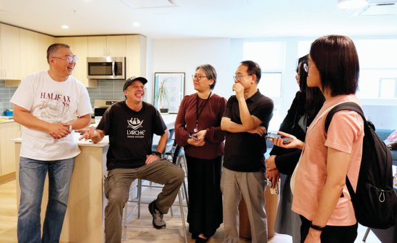 장애인과 비장애인의 공동체 ‘라르시 그레이트 밴쿠버’ 구성원인 콘라드 씨(왼쪽에서 두 번째)가 지원 생활 주택 공용 공간에서 푸르메재단 조사단과 대화하고 있다. 푸르메재단 제공 