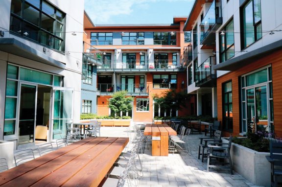 캐나다 브리티시컬럼비아주 버나비에 있는 지원 생활 주택. 이곳에는 발달장애인을 위한 그룹홈 3가구와 독립 생활공간 10가구, 비장애인 주민을 위한 임대주택 29가구가 살고 있다. 푸르메재단 제공 