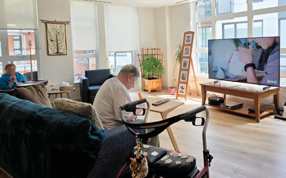 머리카락이 희끗희끗한 고령의 한 발달장애인이 라르시 그레이트 밴쿠버가 운영하는 지원 생활 주택 소파에 앉아서 쉬고 있다. 푸르메재단 제공 