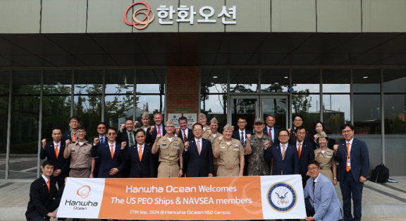 한화그룹이 미국법인 조선사업부 사장으로 영입한 토마스 앤더슨 전 미 해군 사령관(앞줄 오른쪽에서 여섯 번째).  지난해 9월 27일 경기 시흥 한화오션 시흥R&D캠퍼스를 방문한 모습이다. 한화오션 홈페이지 캡처