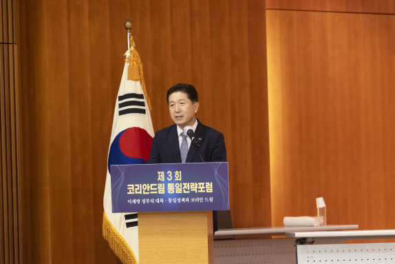 ‘제3회 코리안드림 통일전략포럼’에서 개회사를 하고 있는 서인택 통일을실천하는사람들 공동상임의장. 지호영 기자