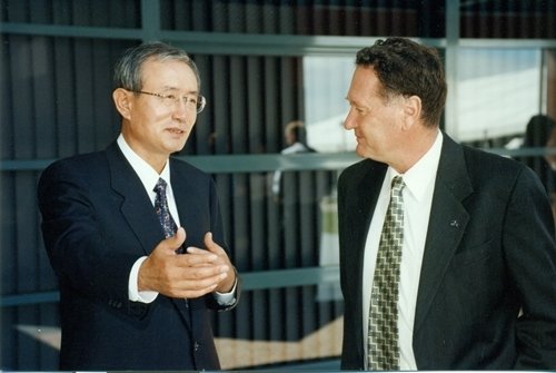 고(故) 최창걸 고려아연 명예회장(왼쪽)은 고려아연 창립 과정부터 참여해 세계 1위 제련기업으로 키워냈다. 고려아연 제공