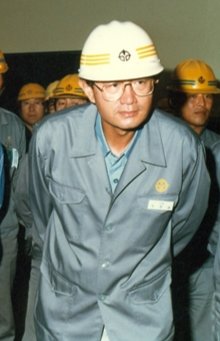 최 명예회장이 제련소 현장을 둘러보고 있다. 고려아연 제공