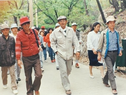 최 명예회장(가운데)은 임직원의 화합과 조직력을 중요시하는 고려아연 문화를 확립했다.