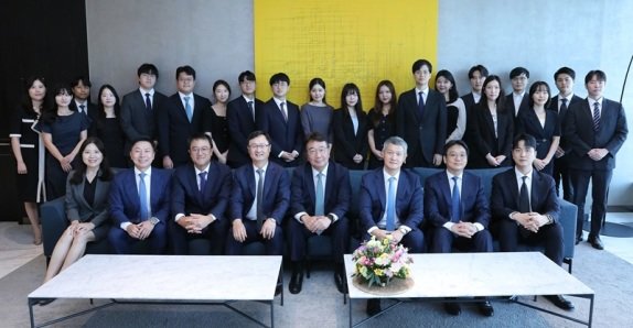 법무법인 율촌 노란봉투법 대응센터의 김수진·윤여선·최진수·이명철 변호사, 정지원 고문, 이광선·구자형·송연창 변호사(앞줄 왼쪽부터)와 정지윤·최은영 변호사, 정재호 노무사, 조예리·오승준·박지수·유주연·문옥훈·신일식·곽민지·최현정·김아연·임인영·한나린·김동욱 변호사, 김수현 노무사, 신준하·손아영·최재웅·문용훈 변호사(뒷줄 왼쪽부터). 율촌 제공