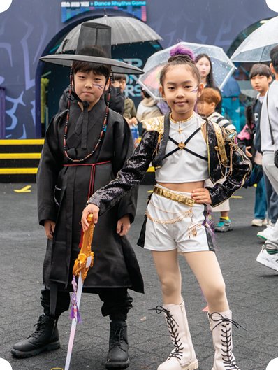 넷플릭스 애니메이션 ‘케이팝 데몬 헌터스’ 주인공 헌트릭스의 루미, 사자보이즈의 진우로 분장한 초등학생 김가은 양(오른쪽)과 김가율 군. 홍태식