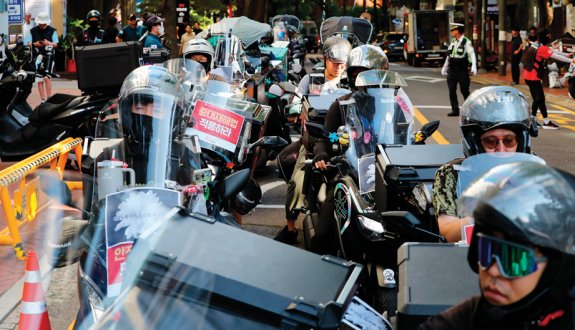 배달 노동자들이 8월 12일 서울 중구 민주노총 앞에서 배달 중 버스와 추돌해 사망한 노동자를 추모하는 집회를 하고 있다. 뉴시스