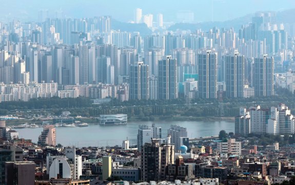 앞으로 부동산 투자 성패는 정교한 프롬프트 설계라는 준비 과정에서 갈릴 것이다. 사진은 서울 한강변 아파트 단지. 뉴스1