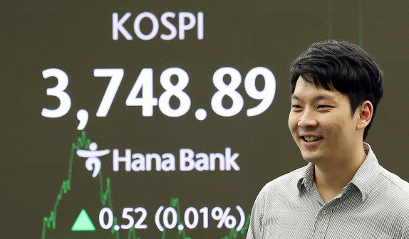 코스피가 종가 기준 사상 최고가를 경신한 10월 17일 서울 중구 하나은행 딜링룸 전광판에 종가가 표시돼 있다. 뉴스1