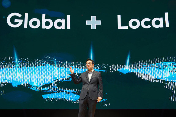 제임스 장 지마켓 대표가 10월 21일 서울 강남구 코엑스에서 열린 지마켓 미디어데이에서 ‘글로벌-로컬 마켓’에 대한 비전을 발표하고 있다. 지마켓 제공