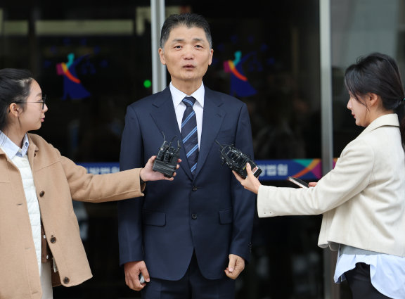 김범수 카카오 미래이니셔티브센터장(가운데)이 10월 21일 SM엔터테인먼트 주가조작 의혹 사건 1심에서 무죄 선고를 받은 뒤 심경을 밝히고 있다. 뉴스1