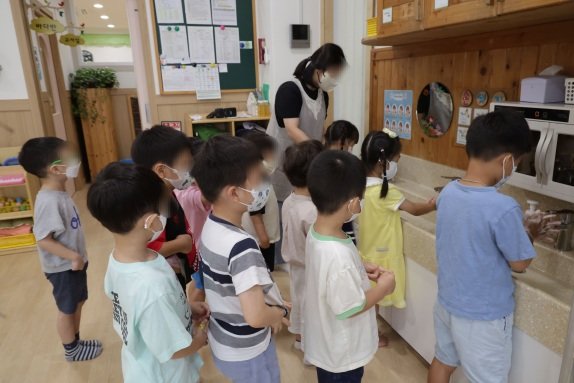 지난해 8월 서울의 한 어린이집 원생들이 교실 안에 마련된 세면대에서 손을 씻고 있다. 동아DB