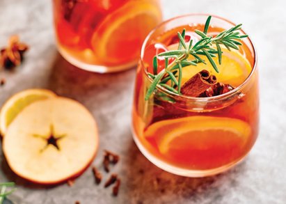 환절기 감기 예방에 탁월한 사과 시나몬 티. GETTYIMAGES