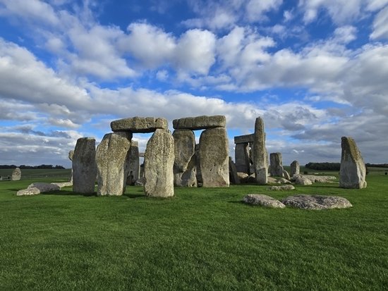 영국 윌트셔주 솔즈베리 평원의 스톤헨지. 영국 고고천문학자들은 둥근 고리 모양으로 배치된 거석군(巨石群)이 하지일출과 동지일몰 선에 맞춰 설계됐다고 분석한다. 안영배 제공