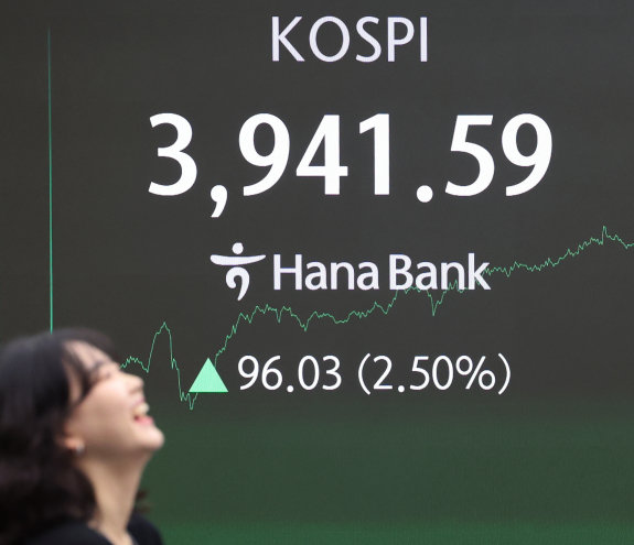 10월 24일 서울 중구 하나은행 본점 딜링룸 전광판에 사상 최고치를 경신한 코스피 종가 3941.59가 표시되고 있다. 뉴스1