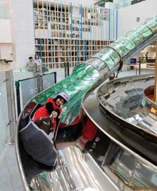 서울 동작구청 신청사에 설치된 대형 미끄럼틀 ‘디라이드’(가칭)를 타면 지상 2층 높이에서 지하 1층까지 순식간에 이동할 수 있다. 지호영 기자