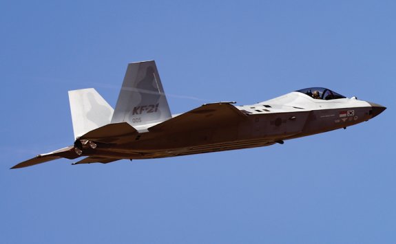 10월 17일 경기 성남 서울공항에서 국산 KF-21 전투기가 공중기동 시범을 선보이고 있다. 뉴시스