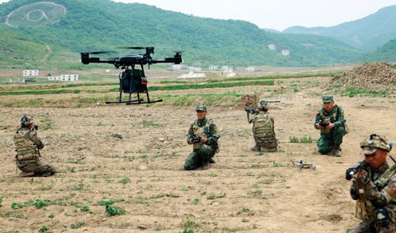 북한군이 5월 조종 훈련을 하고 있다. 최근 북한은 러시아로부터 드론 기술 및 생산 설비를 받아 대규모 드론 공세 능력을 갖추고 있다. 뉴스1