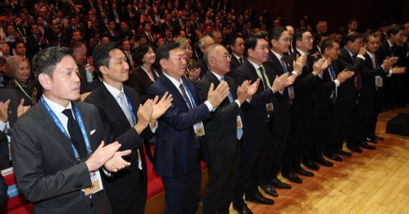 경주예술의전당에서 열린 ‘APEC CEO 서밋’에 참석한 주요 그룹 총수들이 이재명 대통령의 특별 연설을 듣고 박수를 치고 있다. 왼쪽부터 정용진 신세계그룹 회장, 정기선 HD현대 회장, 신동빈 롯데그룹 회장, 정의선 현대자동차그룹 회장, 최태원 SK그룹 및 대한상공회의소 회장, 이재용 삼성전자 회장, 구광모 LG그룹 회장, 장인화 포스코홀딩스 회장, 허태수 GS그룹 회장. 대통령실사진기자단