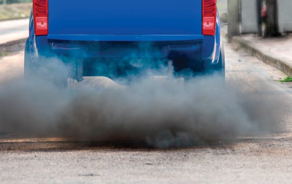 경유 자동차의 질소산화물(NO2)이 공기 중에 그대로 배출되면 자외선과 만나 오존(O3)이 생긴다. GETTYIMAGES