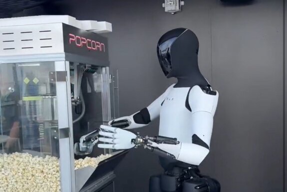 테슬라의 휴머노이드 로봇 ‘옵티머스’가 매장에서 팝콘을 담고 있다. 테슬라 X(옛 트위터) 계정 캡처 