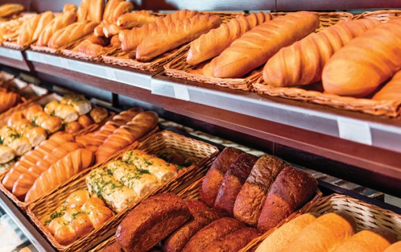 빵집 진열대에 다양한 빵이 놓여 있다. GETTYIMAGES