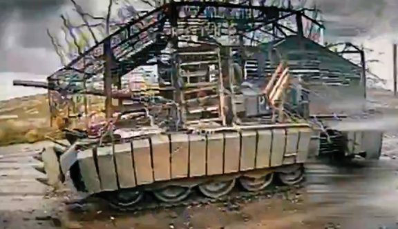 10월 13일(현지 시간) 러시아군의 포크롭스크 공세 당시 우크라이나군 드론에 촬영된 러시아 전차. 이 전차는 방어용 구조물을 갖췄음에도 자폭 드론 공격에 파괴됐다. 우크라이나군 제공