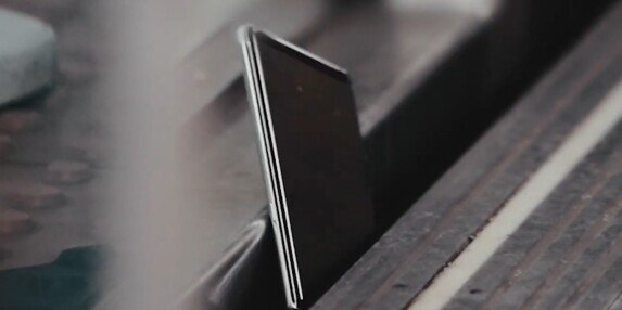 지하철 선로에 휴대전화 등 물건을 떨어뜨린 경우 위치를 정확히 파악한 뒤 역무원에게 알려야 한다. 유튜브 채널 서울교통공사 캡처