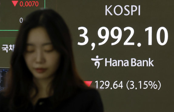 11월 5일 오전 서울 중구 하나은행 딜링룸에 코스피 시황이 표시되고 있다. 이날 코스피는 장중 3800선까지 후퇴했다. 뉴스1