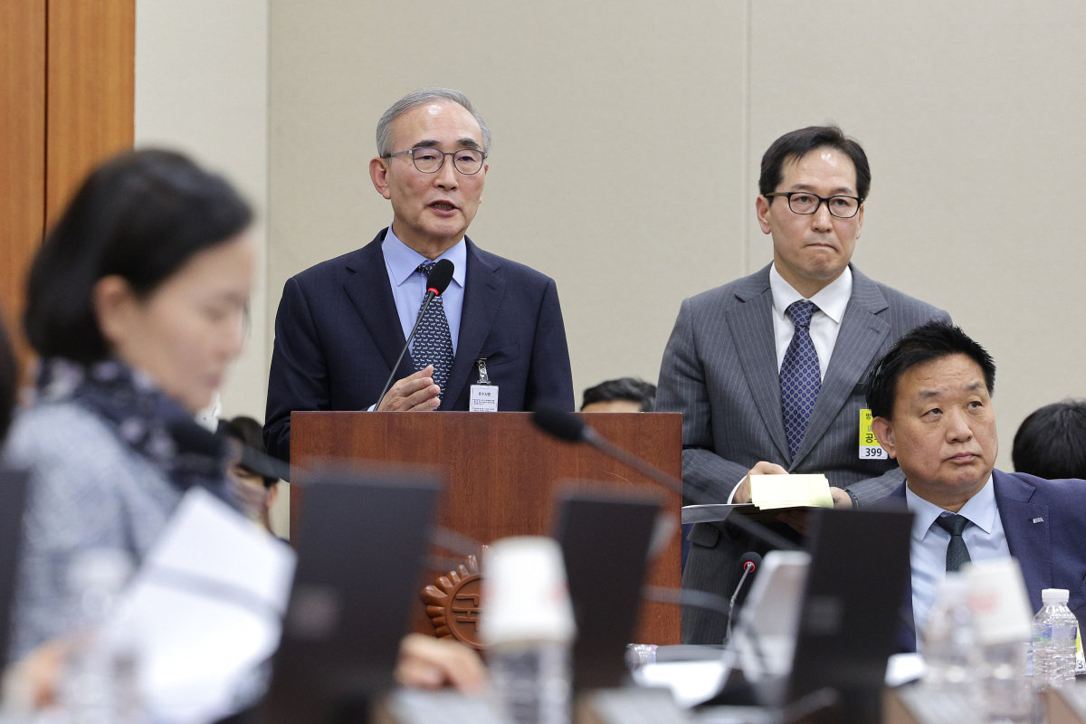 김영섭 KT 대표(왼쪽)가 10월 21일 국회 과학기술정보방송통신위원회 국정감사에서 의원 질의에 답하고 있다. 뉴스1 