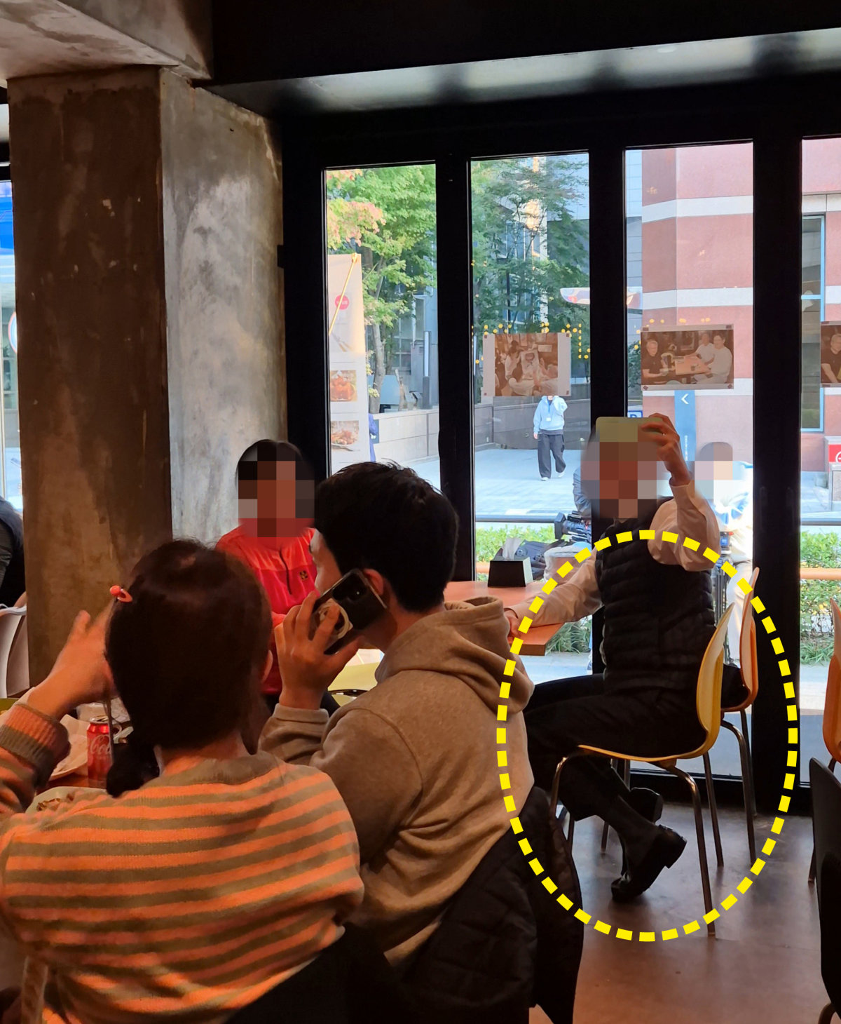 젠슨 황 엔비디아 최고경영자(CEO)가 앉았던 깐부치킨 삼성점 매장 내 좌석에서 11월 4일 손님들이 기념사진을 찍고 있다. 임경진 기자