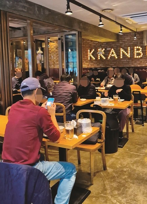 11월 4일 오후 4시 깐부치킨 삼성점 매장이 손님들로 가득 차 있다. 임경진 기자