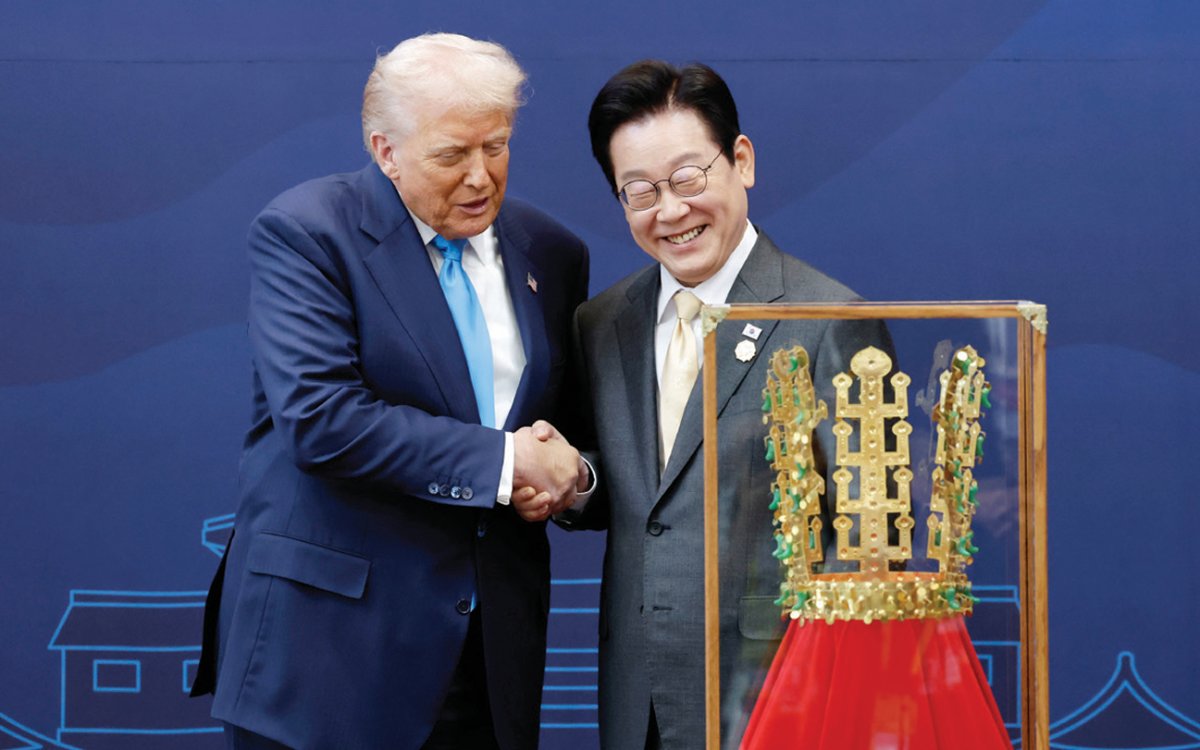 이재명 대통령(오른쪽)이 10월 29일 경북 국립경주박물관에서 도널드 트럼프 미국 대통령에게 천마총 금관 모형을 선물했다. 뉴시스