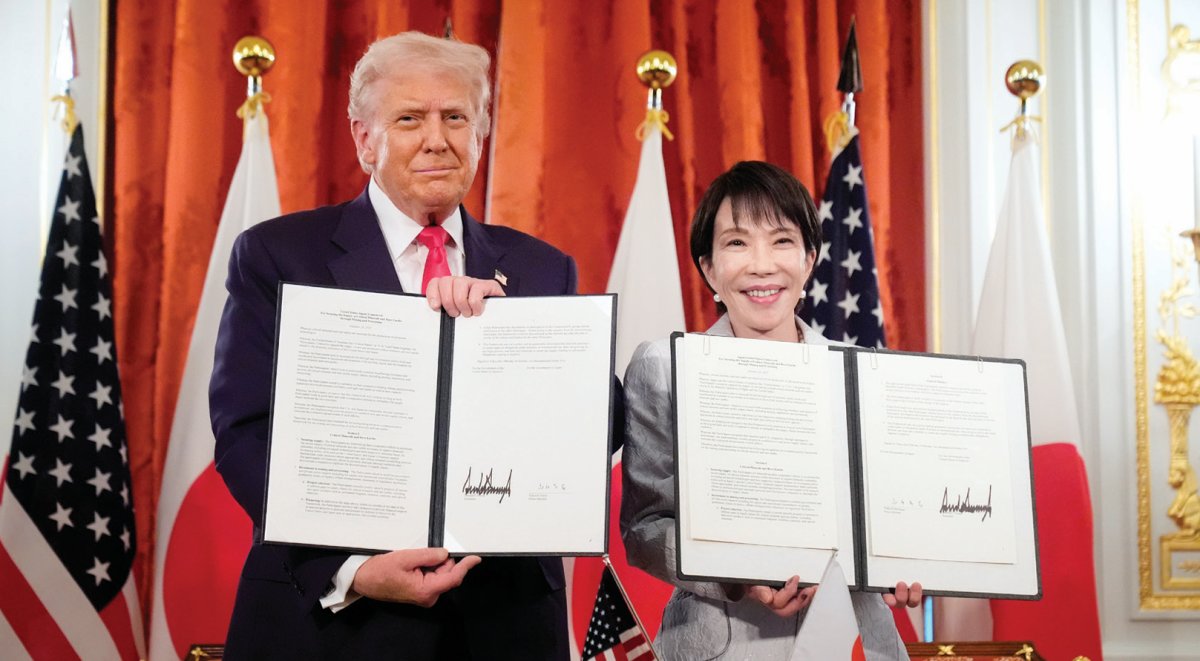 도널드 트럼프 미국 대통령(왼쪽)과 다카이치 사나에 일본 총리가 10월 28일 ‘미·일 핵심 광물 및 희토류 확보를 위한 채굴·정제 프레임워크’에 서명했다. 뉴시스