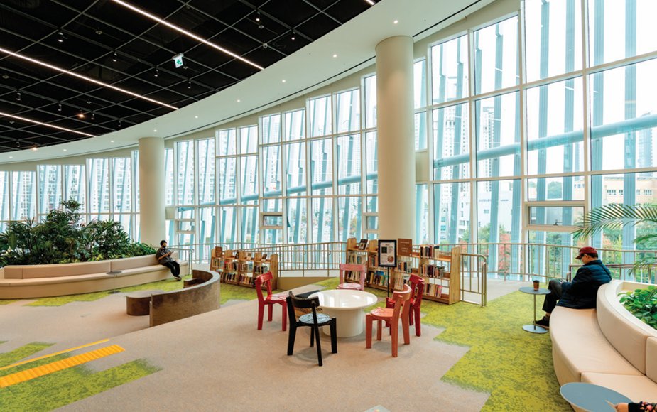 김하늘 업사이클링 디자이너의 폐마스크 의자가 놓여 있는 도서관 전경. 홍태식