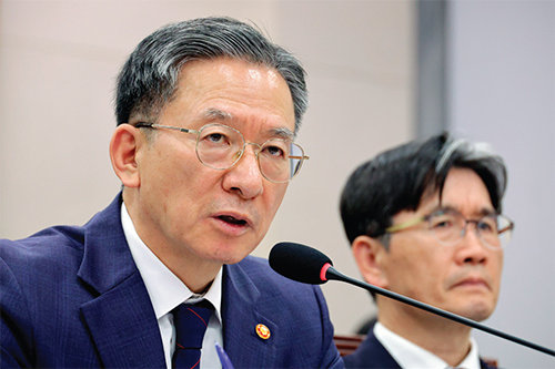 정성호 법무부 장관(왼쪽)이 11월 12일 국회에서 열린 법제사법위원회 전체회의에서 질의에 답하고 있다. 뉴시스