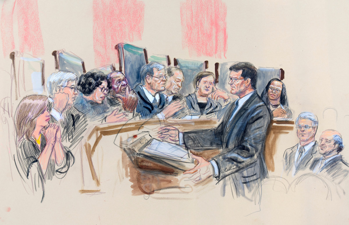 존 사우어 미국 법무차관이 11월 5일(이하 현지 시간) 연방대법원에서 스콧 베선트 재무장관(오른쪽에서 두 번째), 하워드 러트닉 상무장관(맨 오른쪽)이 지켜보는 가운데 도널드 트럼프 대통령의 관세 부과에 대해 변론하는 모습의 법정 스케치. 뉴시스