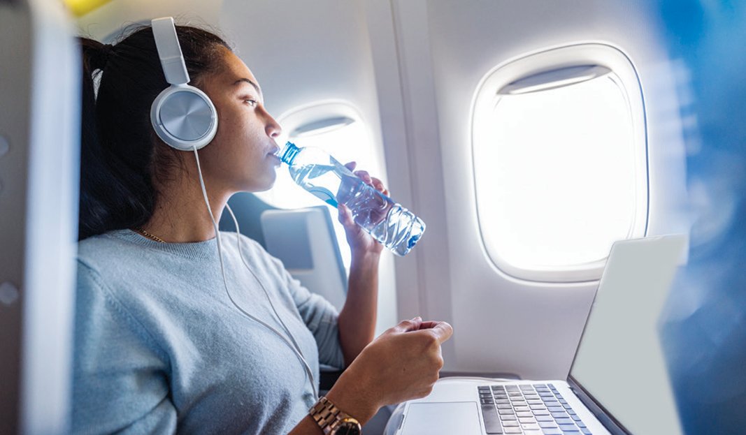 장거리 항공 여행 시 수분을 충분히 섭취하고 좋은 영화나 음악 등에 몰입하면 불안도가 낮아진다. GETTYIMAGES