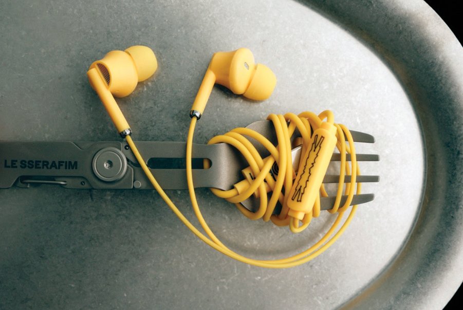 걸그룹 르세라핌의 곡 ‘스파게티(SPAGHETTI)’ 콘셉트에서 차용한 유선이어폰 줄을 정리하는 굿즈. 르세라핌 공식 인스타그램 계정 캡쳐