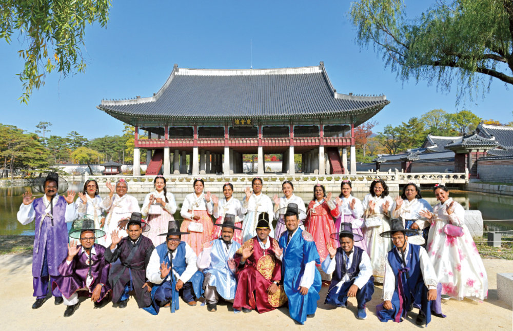 청명한 가을날 서울 경복궁을 찾은 하나님의 교회 83차 해외성도방문단이 한복을 차려입고 기념 촬영을 하고 있다. 하나님의 교회 제공