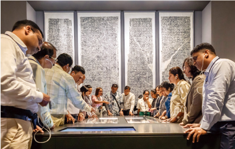 광개토대왕릉비 탁본을 실제 크기로 복원해 전시한 국립중앙박물관 고구려실에서 83차 방문단이 광개토대왕의 삶과 업적에 대한 설명을 듣고 있다. 박해윤 기자