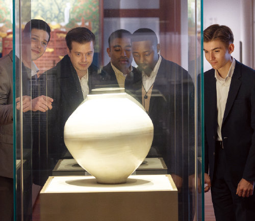 국립중앙박물관에서 조선시대 달항아리를 감상하는 모습. 조영철 기자