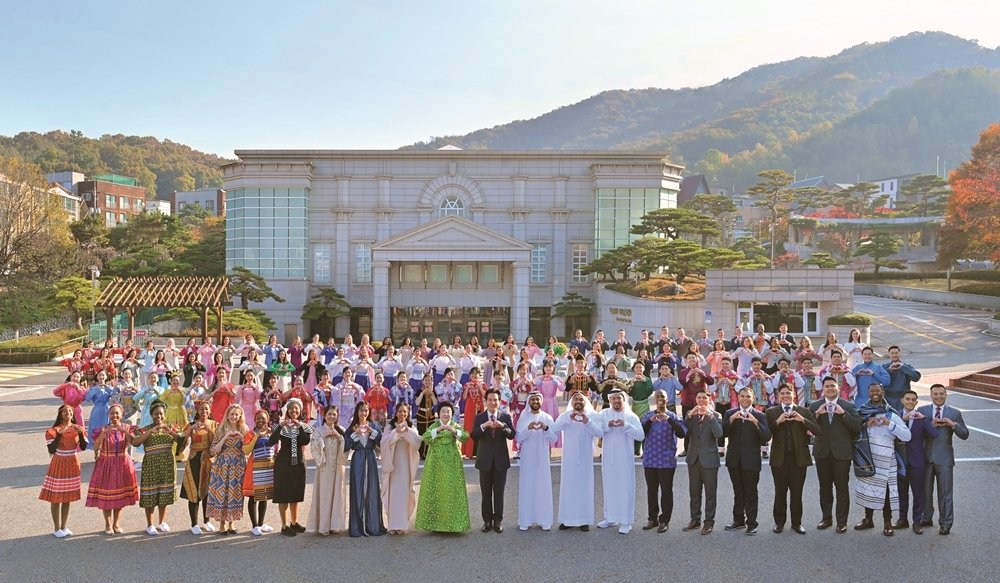 11월 세계 21개국에서 한국을 찾아온 하나님의 교회 83차 해외성도방문단이 ‘하나님의 교회 새예루살렘 이매성전’에서 사진을 촬영하고 있다. 하나님의 교회 제공