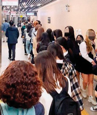 서울 잠실 광역환승센터에 경기 양주로 향하는 버스를 타려는 승객들이 장사진을 이루고 있다.  옥정신도시발전연대 제공