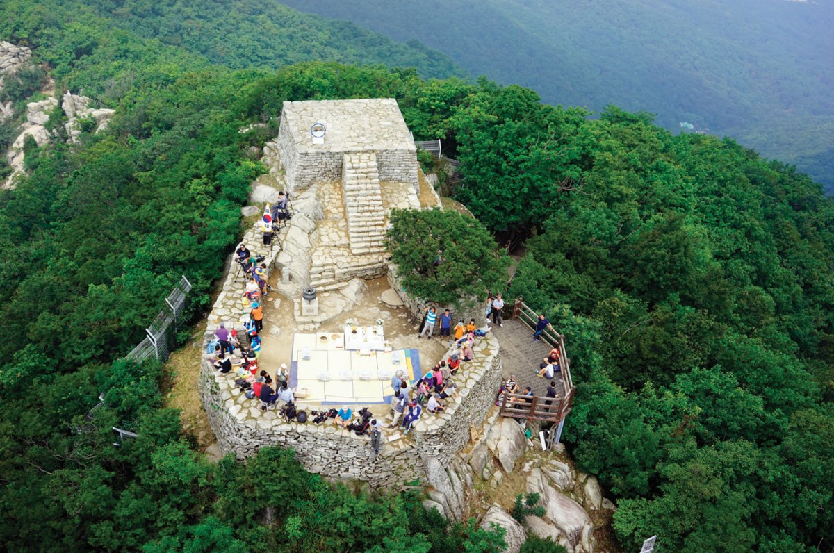 인천 강화군 마니산 참성단. 33개 계단을 오르면 높이 6m 크기의 돌들로 이뤄진 제단이 보인다. 강화군 제공