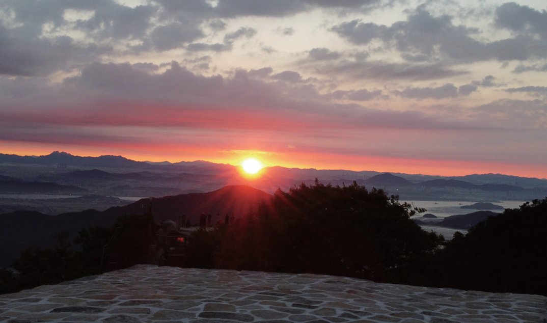 참성단에서 바라본 일출. 참성단은 맑고 강력한 천기(天氣)가 흐르는 명당터다. 안영배 제공