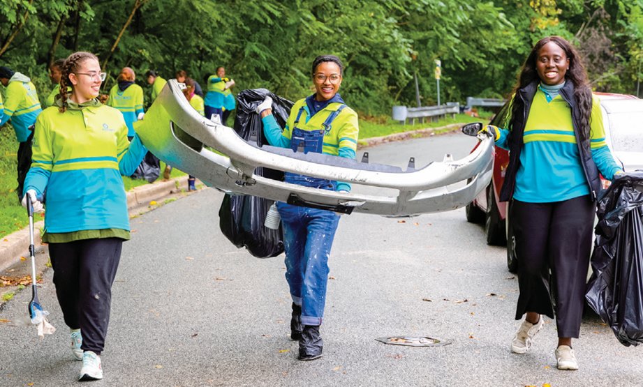 미국 메릴랜드주 볼티모어시에서 하나님의 교회 직장인청년봉사단 ASEZ WAO가 버려진 자동차 범퍼 등 쓰레기 2458kg을 수거했다. 하나님의 교회 제공